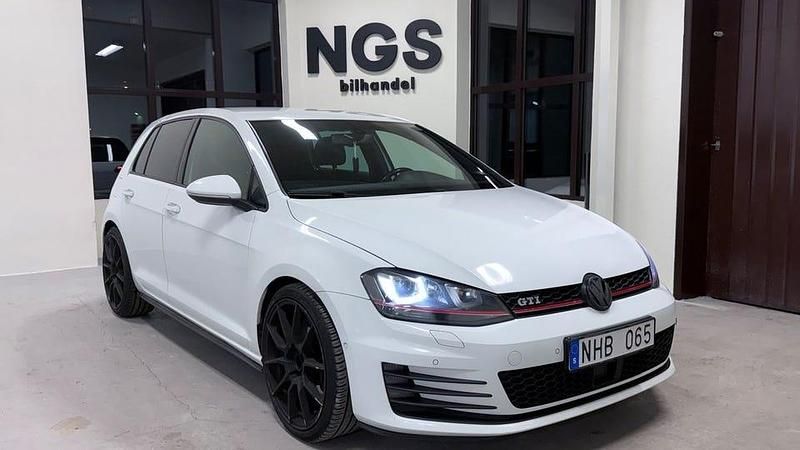 Vit Begagnad 2014 VW Golf VII GTI Halvkombi | 135 000 kr (Bra pris) - Bild 1/4