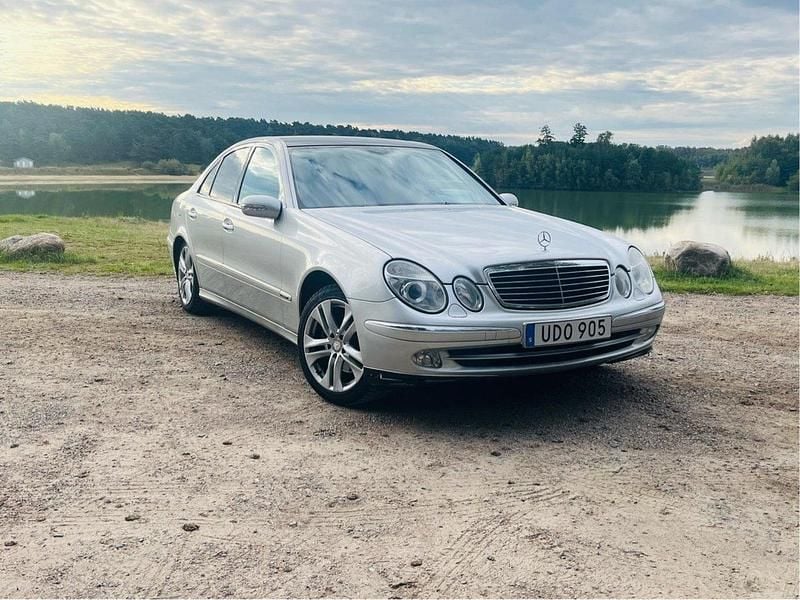 Grå Begagnad 2003 Mercedes E240 Avantgarde Sedan | 39 900 kr (Lite dyr) - Bild 1/4