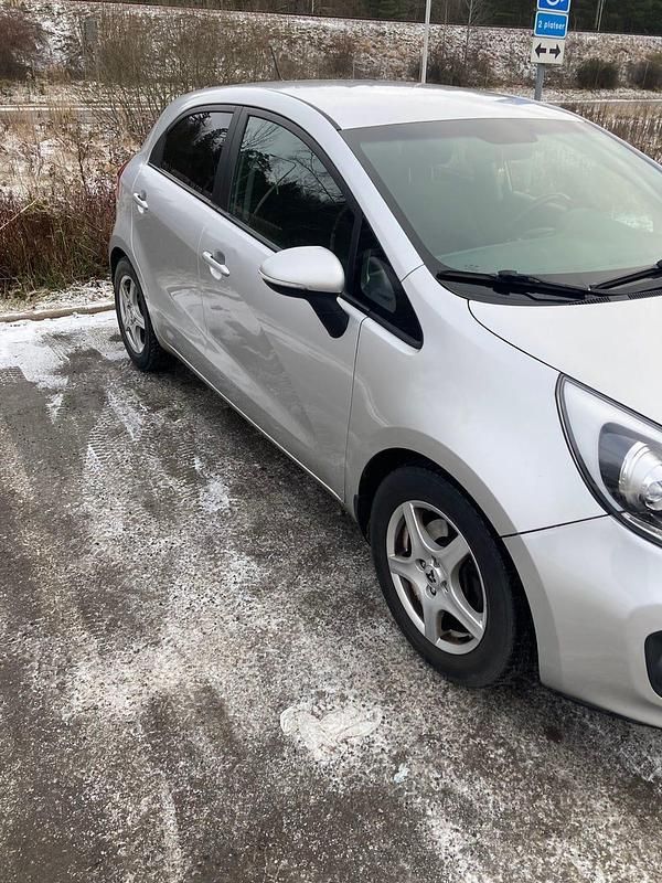 Begagnad Kia Rio 109 HK (80 kW) 2014 Halvkombi