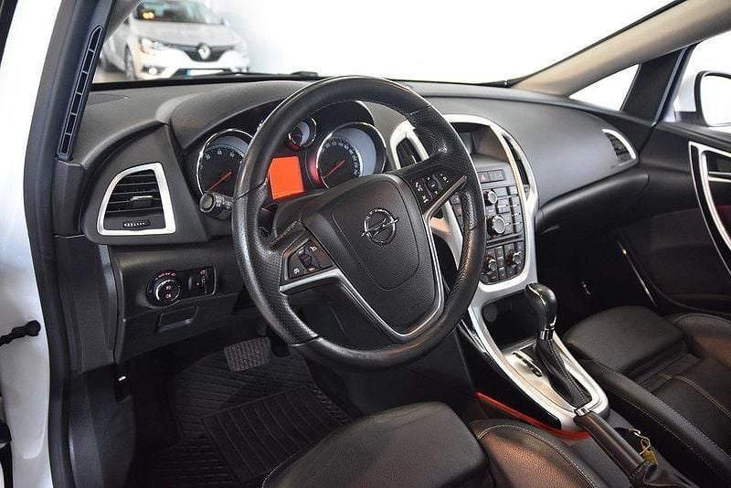 Vit Begagnad 2012 Opel Astra Enjoy Halvkombi | 74 900 kr (Marknadspris) - Bild 1/4