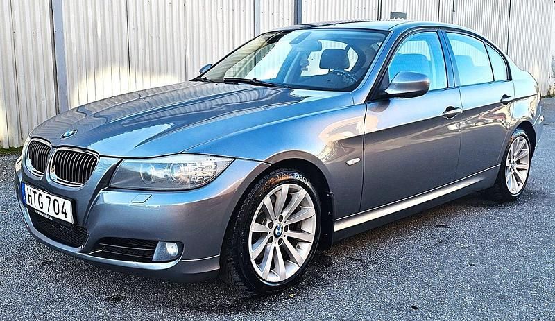 Grå Begagnad 2009 BMW 320 Comfort Edition Sedan | 59 900 kr (Marknadspris) - Bild 1/4