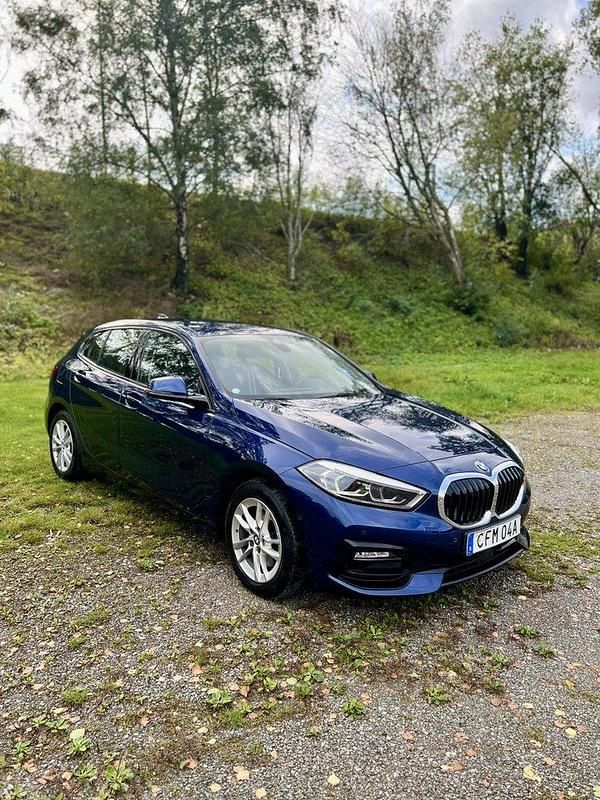 Blå Begagnad 2020 BMW 118 Sport Line Halvkombi | 230 000 kr (Marknadspris) - Bild 1/4