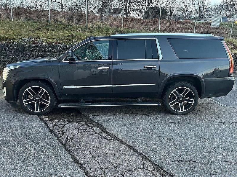 Grå (mörkgrå metallic) Begagnad 2016 Cadillac Escalade SUV | 395 000 kr - Bild 1/4