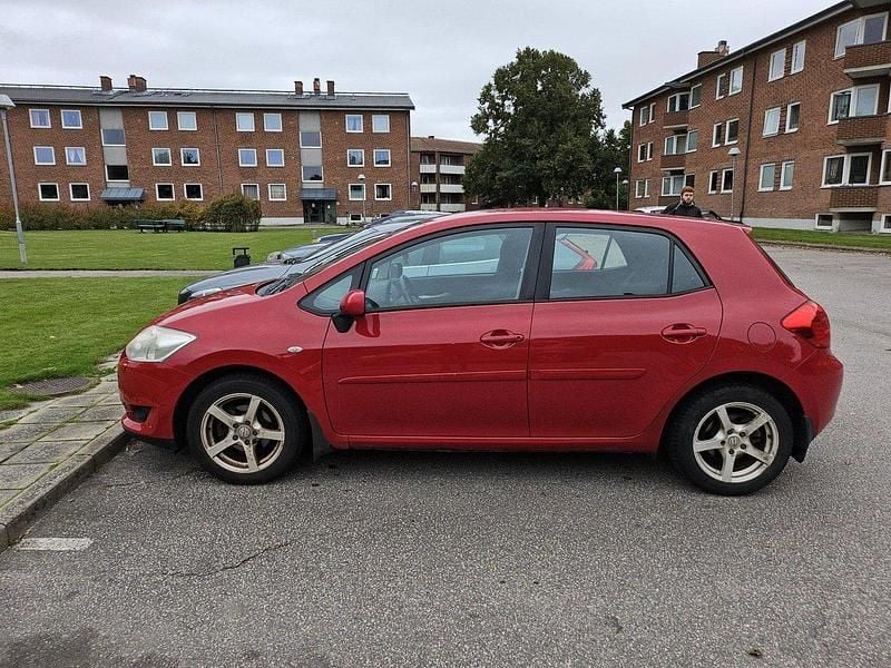 Röd Begagnad 2009 Toyota Auris Halvkombi | 50 000 kr (Marknadspris) - Bild 1/4