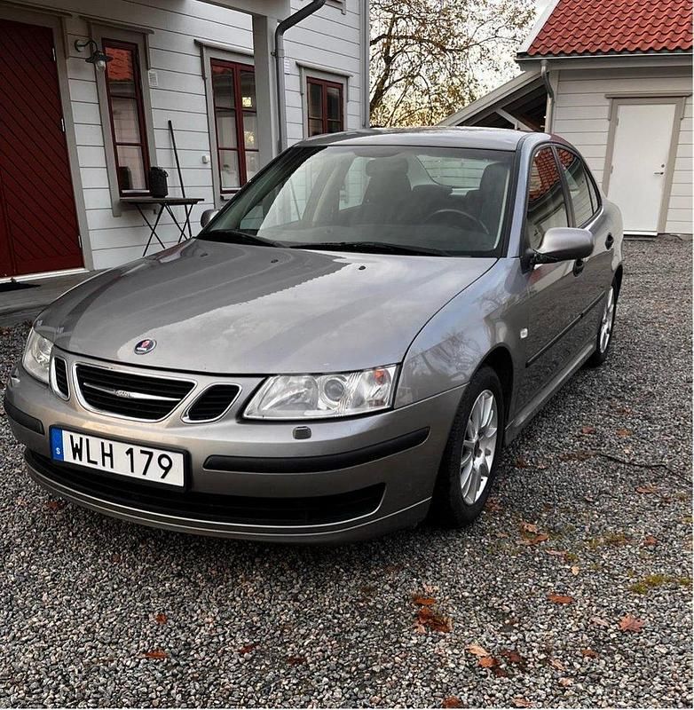Grå Begagnad 2005 Saab 9-3 Sedan | 26 500 kr (Lite dyr) - Bild 1/4