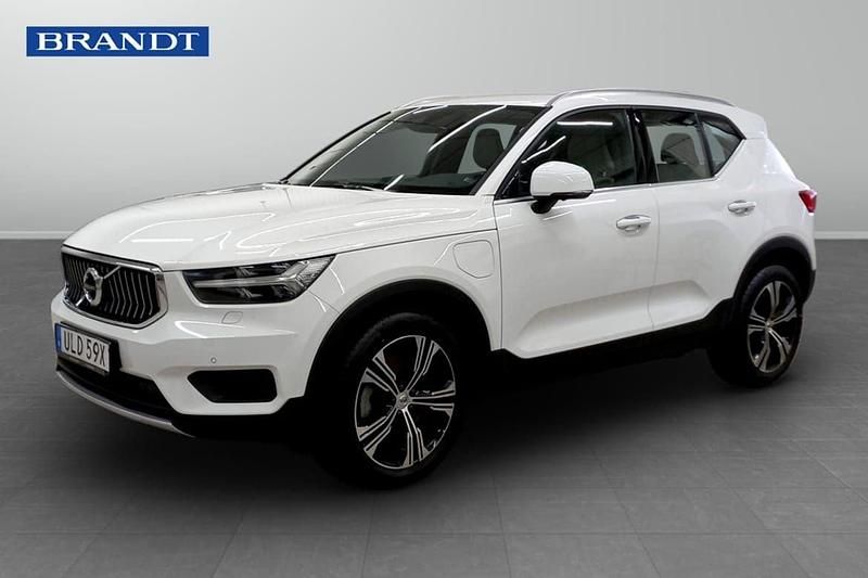 Vit Begagnad 2022 Volvo XC40 Inscription SUV | 399 900 kr (Marknadspris) - Bild 1/4