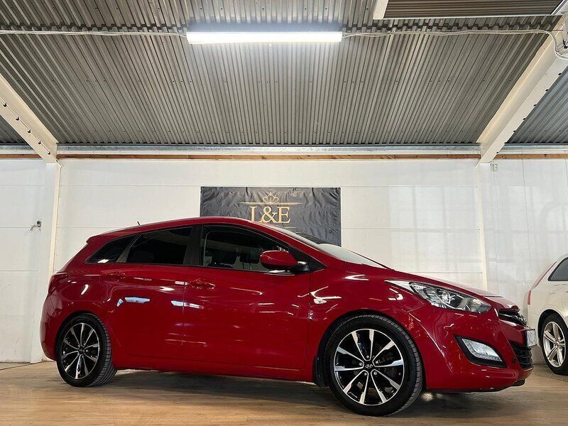 Röd Begagnad 2012 Hyundai i30 Select Kombi | 79 900 kr (Lite dyr) - Bild 1/4