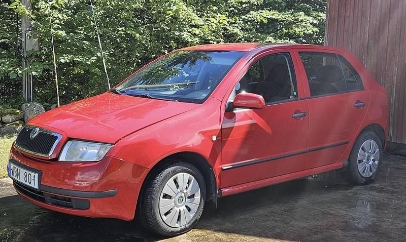 Röd Begagnad 2004 Skoda Fabia Halvkombi | 7 500 kr (Superpris) - Bild 1/4