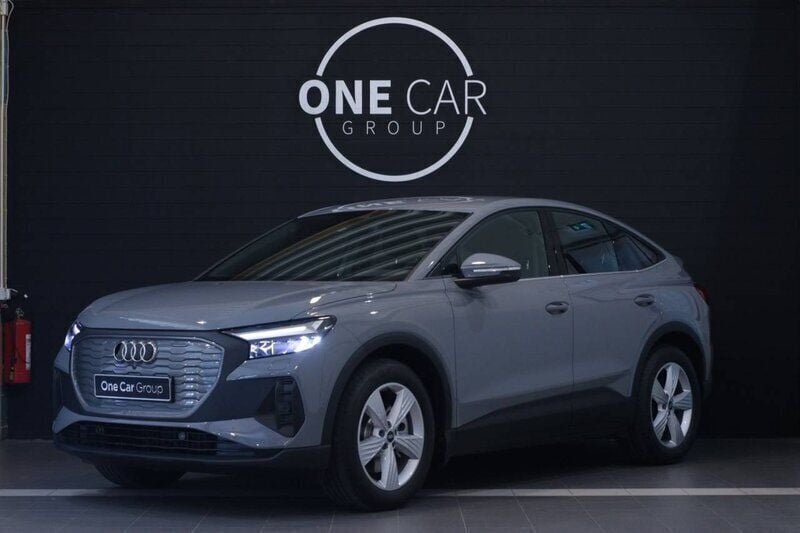 Grå Begagnad 2022 Audi Q4 Sportback e-tron SUV | 419 700 kr (Superpris) - Bild 1/4