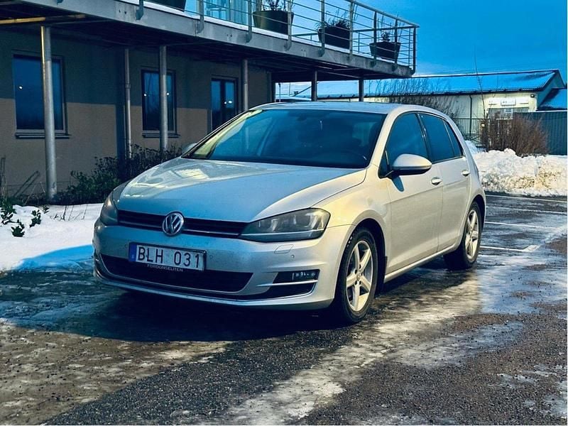Silver Begagnad 2014 VW Golf VII R-line Halvkombi | 99 000 kr (Marknadspris) - Bild 1/4