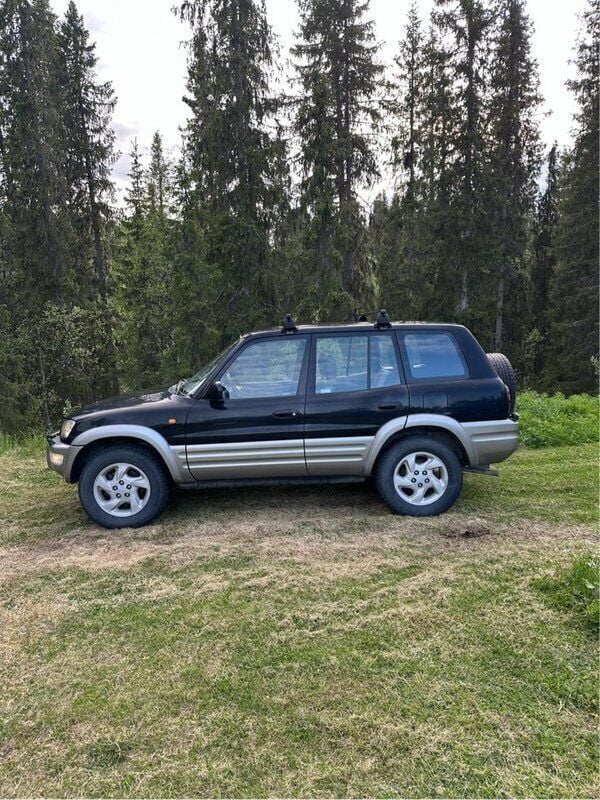 Svart Begagnad 2000 Toyota RAV4 SUV | 65 000 kr - Bild 1/4