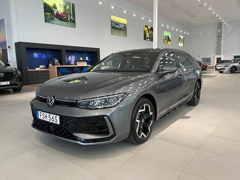Mörkgrå Ny 2024 VW Passat R-line Kombi | 629 100 kr (Dyr) - Bild 1/4
