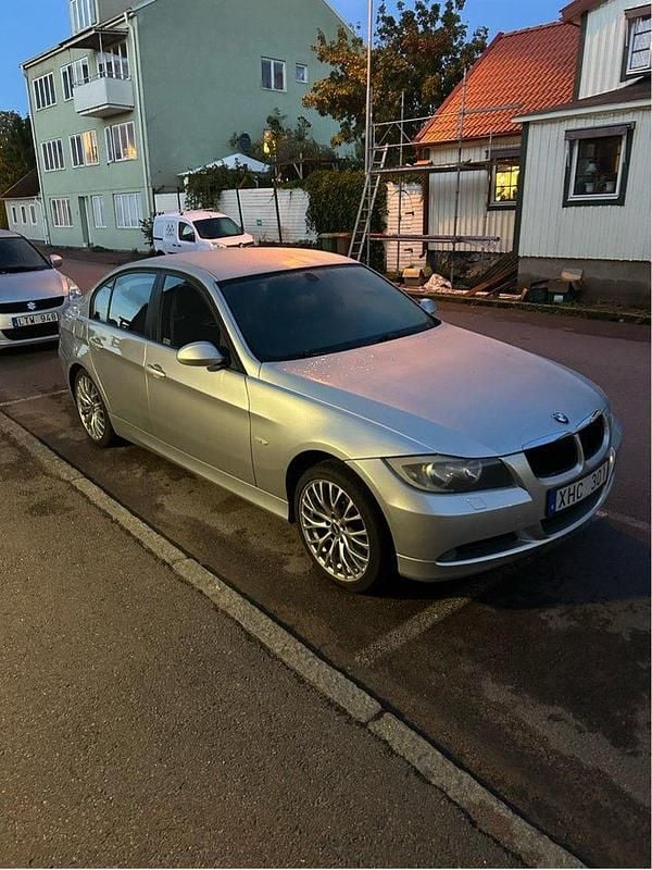 Grå Begagnad 2006 BMW 318 Advantage Sedan | 35 000 kr (Marknadspris) - Bild 1/4