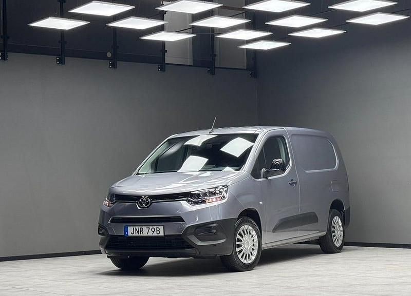 Silver Begagnad 2024 Toyota Proace City City Minibuss | 299 900 kr (Marknadspris) - Bild 1/3