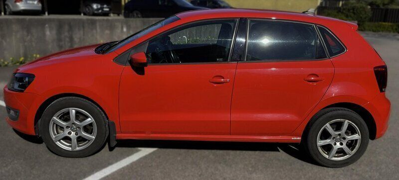 Röd Begagnad 2013 VW Polo Halvkombi | 62 995 kr (Bra pris) - Bild 1/4