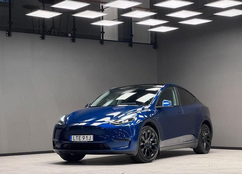 Blå Begagnad 2024 Tesla Model Y Long Range AWD SUV | 479 900 kr (Marknadspris) - Bild 1/3