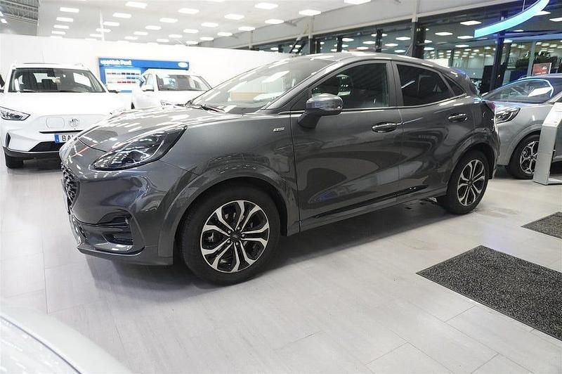 Grå Begagnad 2022 Ford Puma ST-Line SUV | 224 800 kr (Marknadspris) - Bild 1/4