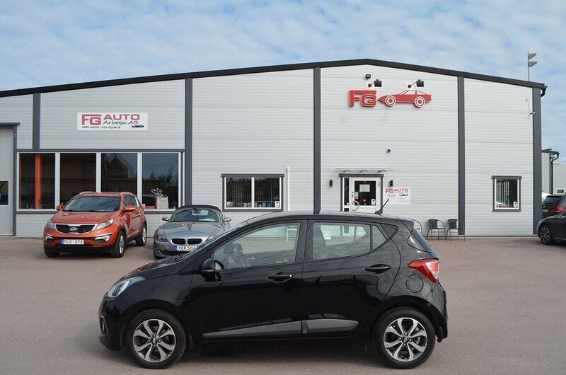 Svart Begagnad 2014 Hyundai i10 Premium Halvkombi | 79 900 kr (Marknadspris) - Bild 1/4