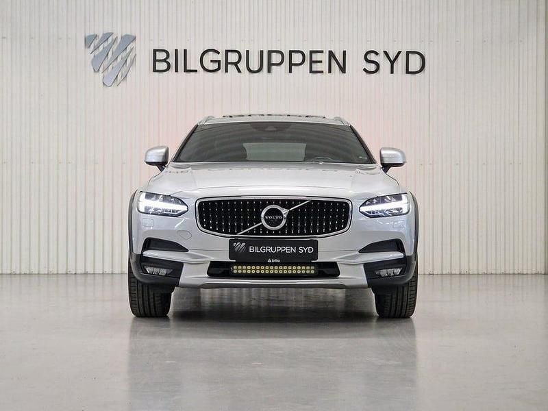 Begagnad Volvo V90 CC Momentum 235 HK (172 kW) 2019 Silver Kombi