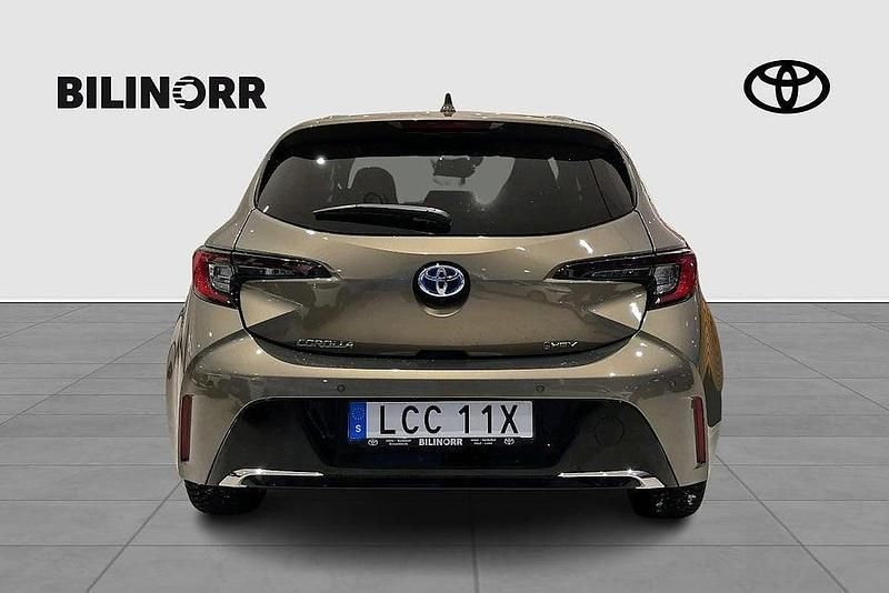 Begagnad Toyota Corolla Hybrid Style 141 HK (103 kW) 2024 Grön Halvkombi