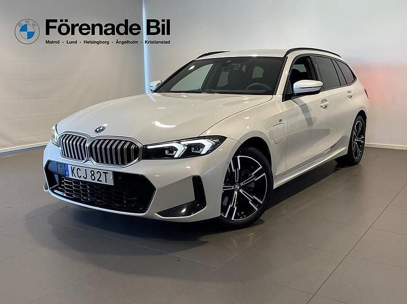 Vit (mineralvit) Begagnad 2024 BMW 330e M Sport Kombi | 464 000 kr (Bra pris) - Bild 1/4