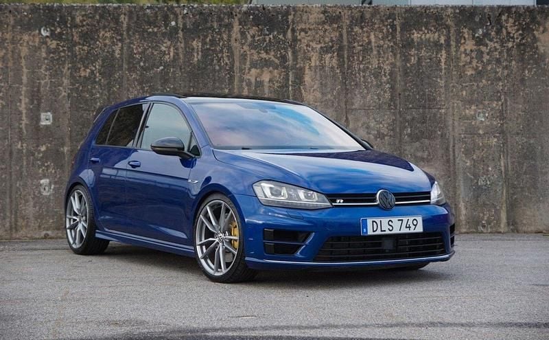 Blå Begagnad 2014 VW Golf VII R Halvkombi | 269 000 kr (Dyr) - Bild 1/4