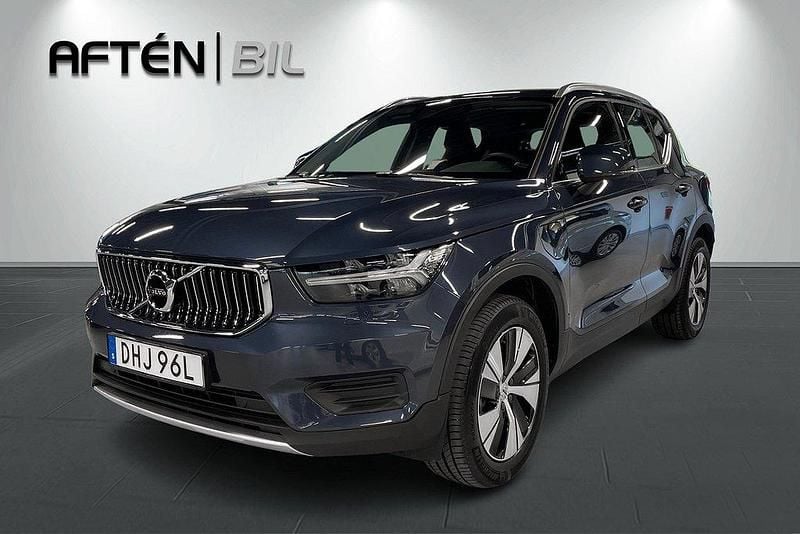 Mörkblå Begagnad 2021 Volvo XC40 Momentum SUV | 369 800 kr (Marknadspris) - Bild 1/3