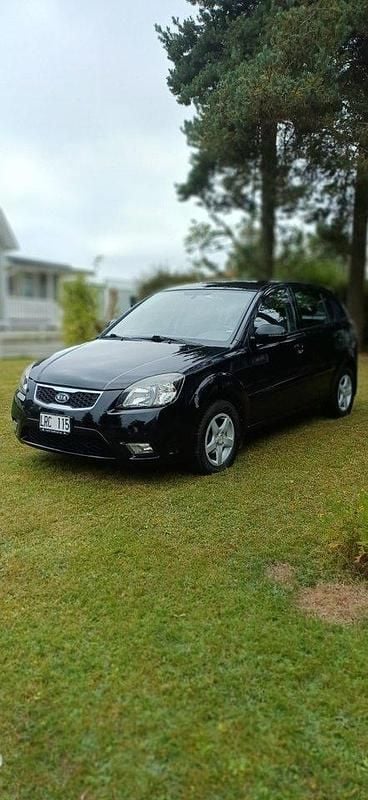 Svart Begagnad 2011 Kia Rio Halvkombi | 33 000 kr - Bild 1/4