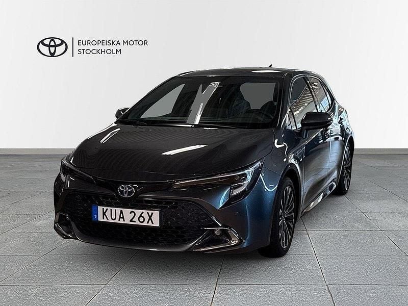 Mörkgrå Begagnad 2024 Toyota Corolla Style Halvkombi | 289 900 kr (Marknadspris) - Bild 1/4
