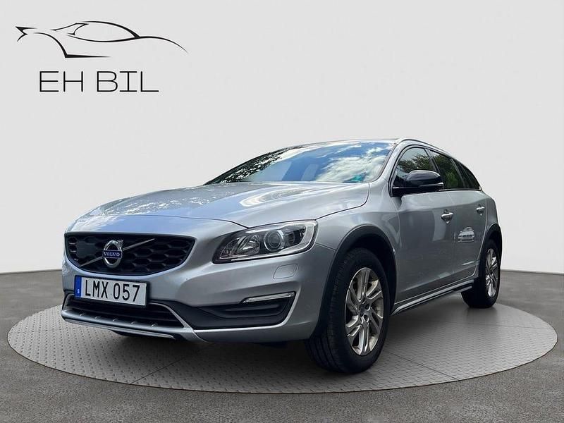 Silver Begagnad 2017 Volvo V60 CC Momentum Kombi | 169 900 kr (Superpris) - Bild 1/4