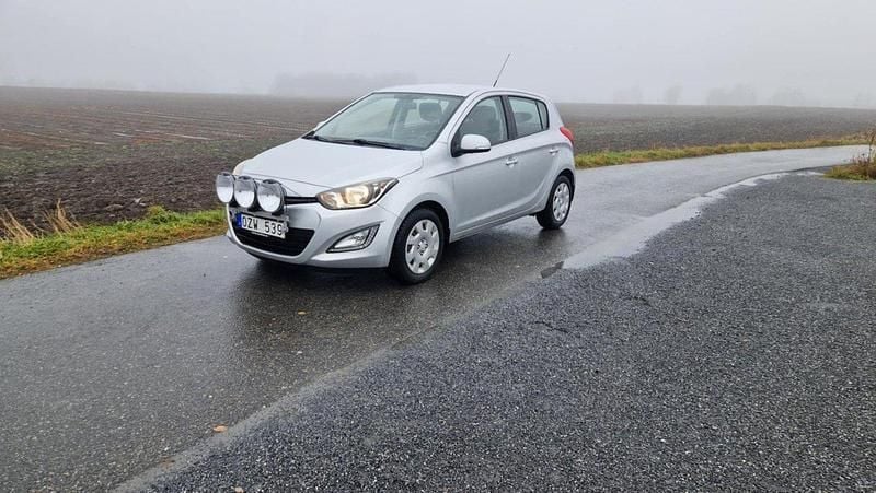 Silver Begagnad 2014 Hyundai i20 Halvkombi | 55 000 kr (Bra pris) - Bild 1/4