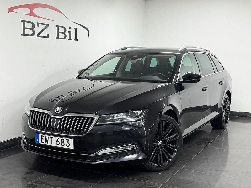 Svart Begagnad 2022 Skoda Superb Business Line Kombi | 259 900 kr (Marknadspris) - Bild 1/4