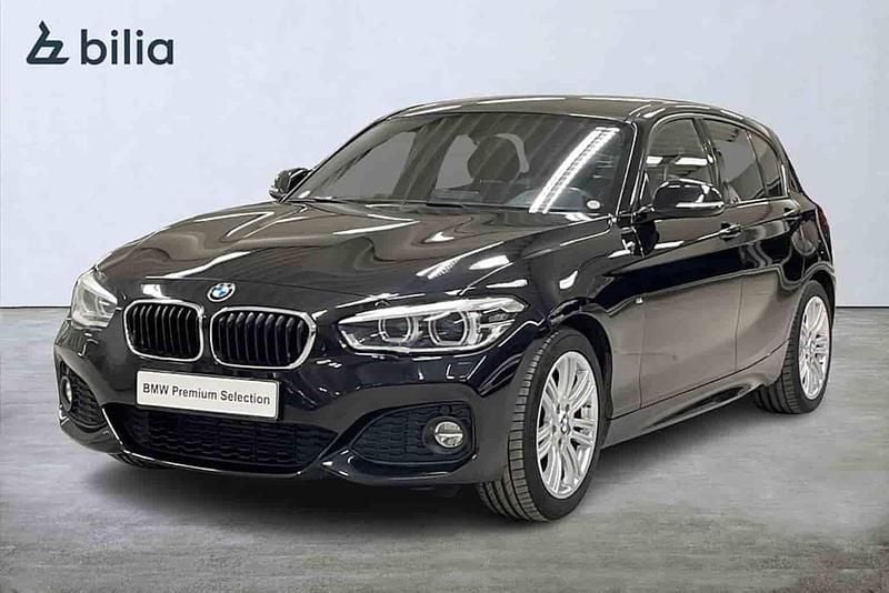 Svart Begagnad 2017 BMW 118 Halvkombi | 164 900 kr (Marknadspris) - Bild 1/1