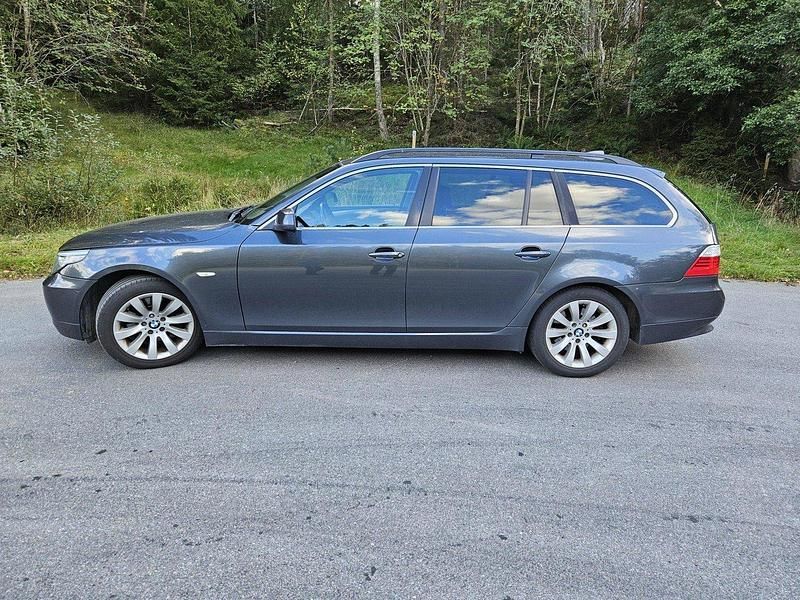 Grå Begagnad 2010 BMW 523 Kombi | 79 500 kr (Lite dyr) - Bild 1/4