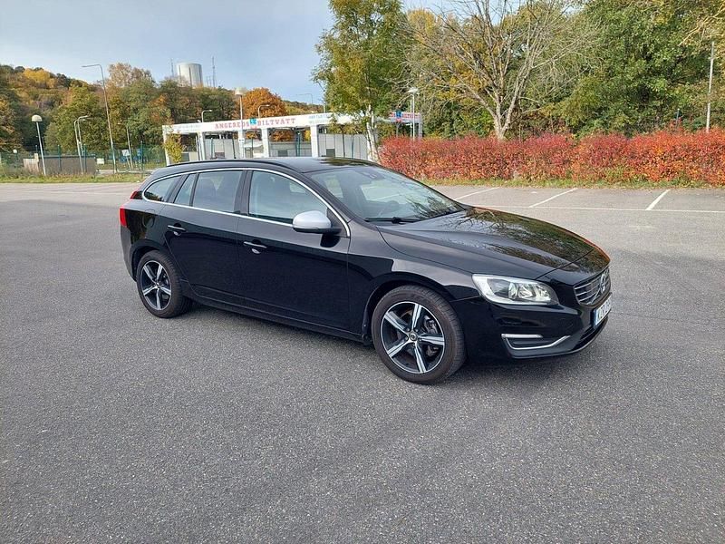 Svart Begagnad 2016 Volvo V60 Kombi | 90 000 kr (Marknadspris) - Bild 1/4