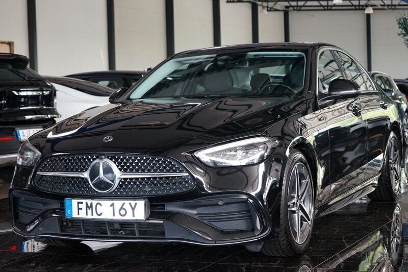 Svart Begagnad 2022 Mercedes C200 AMG Sedan | 374 500 kr (Marknadspris) - Bild 1/4