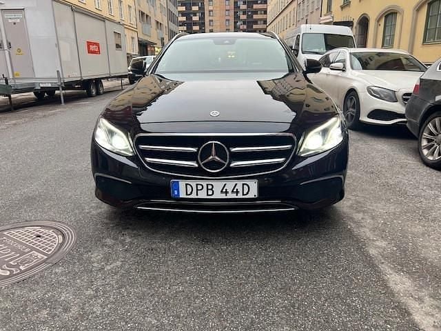 Gul Begagnad 2020 Mercedes E220 Avantgarde Kombi | 180 000 kr (Superpris) - Bild 1/4
