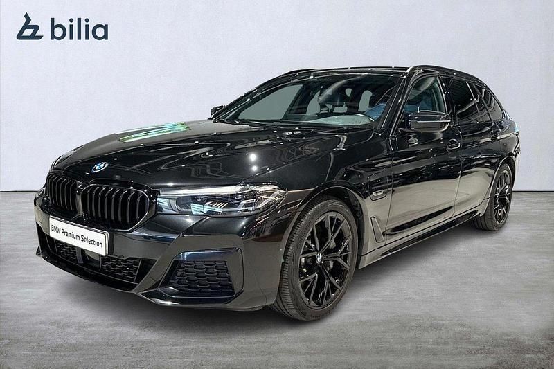 Svart Begagnad 2022 BMW 530e M Sport Kombi | 459 000 kr (Marknadspris) - Bild 1/4