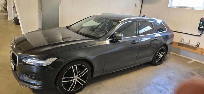 Grå Begagnad 2020 Volvo V90 Momentum Kombi | 212 000 kr (Marknadspris) - Bild 1/1