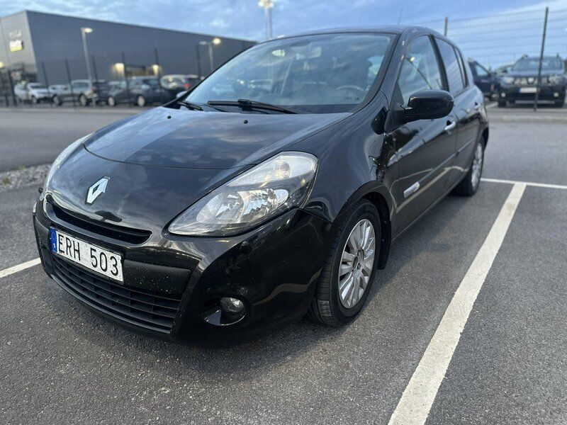 Svart Begagnad 2011 Renault Clio II Halvkombi | 37 000 kr (Marknadspris) - Bild 1/4