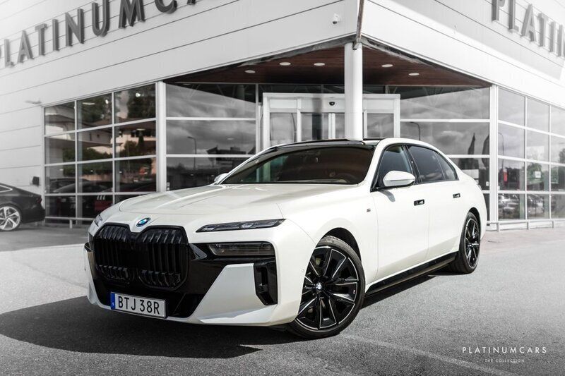 Vit Begagnad 2023 BMW i7 Executive Sedan | 1 449 000 kr - Bild 1/4