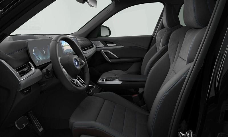 Svart (black sapphire metallic) Ny 2025 BMW X1 Comfort Edition SUV | 664 500 kr (Marknadspris) - Bild 1/1