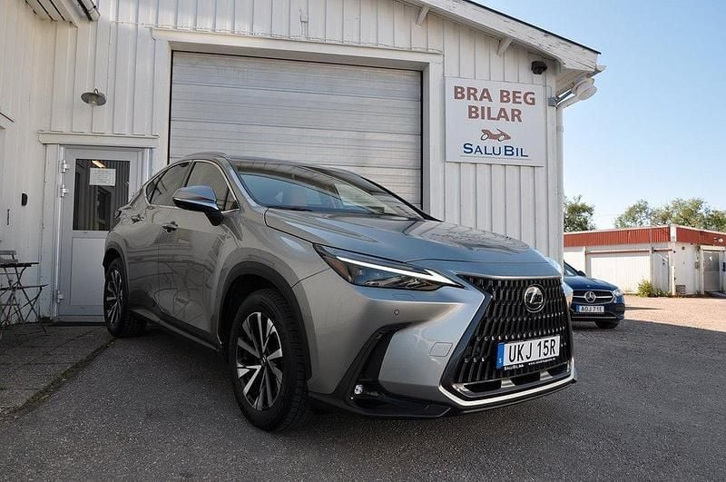 Ljusgrå Begagnad 2023 Lexus NX450h+ Executive Line SUV | 549 000 kr (Bra pris) - Bild 1/4