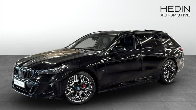 Svart (black) Begagnad 2025 BMW 530e M Sport Kombi | 698 700 kr (Bra pris) - Bild 1/4