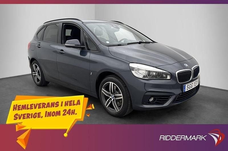 Grå Begagnad 2017 BMW 225 Active Tourer Sport Line Minibuss | 139 800 kr (Marknadspris) - Bild 1/3
