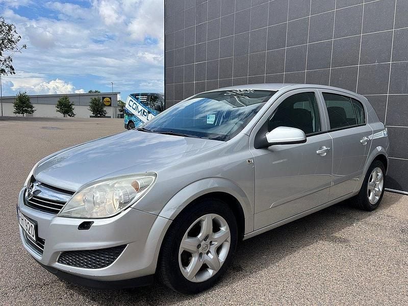Grå Begagnad 2007 Opel Astra Halvkombi | 24 900 kr (Marknadspris) - Bild 1/4