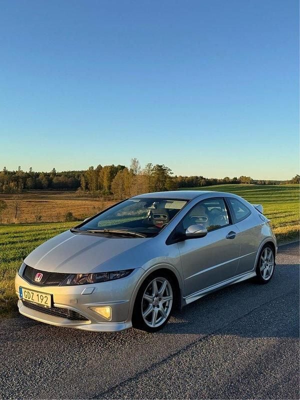 Silver Begagnad 2007 Honda Civic Type R Halvkombi | 67 000 kr (Marknadspris) - Bild 1/4