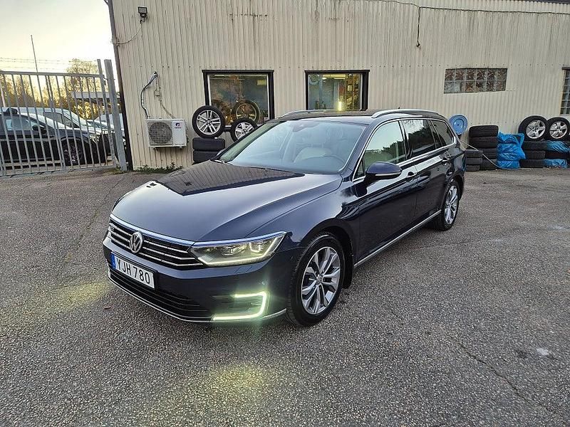 Mörkblå Begagnad 2016 VW Passat Executive Kombi | 164 000 kr (Lite dyr) - Bild 1/4