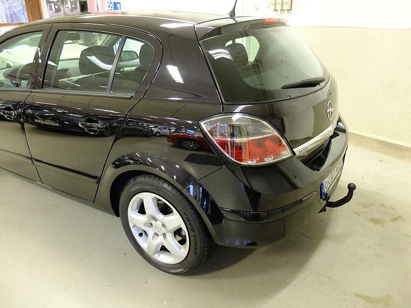 Begagnad Opel Astra S 116 HK (85 kW) 2007 Svart Halvkombi