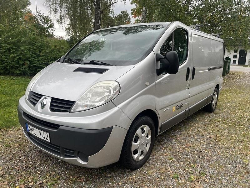 Silver Begagnad 2012 Renault Trafic Van | 67 000 kr (Bra pris) - Bild 1/4